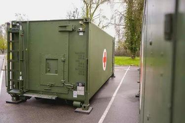 The protected-wounded transport container is based on the international ISO standard 20-foot container. The protected-wounded transport container is based on the international ISO standard 20-foot container.